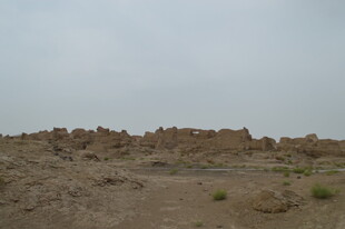 沙漠中的古老建筑遗迹