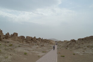 沙漠中一人独行的荒凉之路