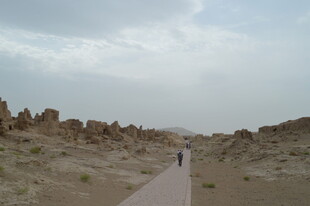 沙漠中一人漫步古老遗迹