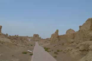 沙漠中的古老遗迹之路