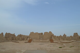 沙漠中的古老土筑遗迹