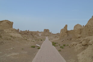 沙漠中的古老遗迹之路