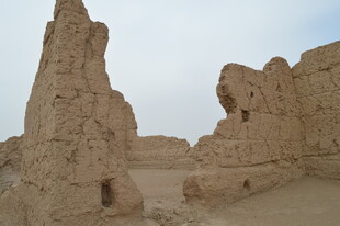 沙漠中的古老残垣断壁