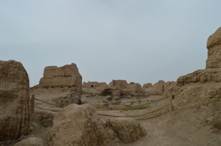 沙漠中的古老遗迹景观