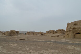 沙漠中的古老建筑遗迹