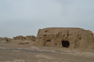 沙漠中的古老土坯建筑遗迹