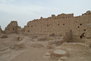 沙漠中的古老建筑遗迹