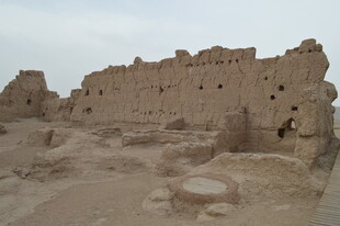 古老沙漠中的残垣断壁