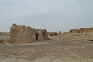 沙漠中的古老土筑遗迹