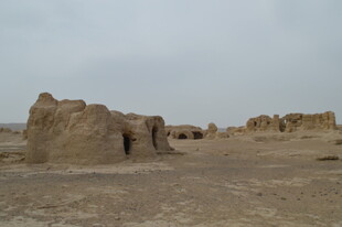 沙漠中的古老土筑遗迹