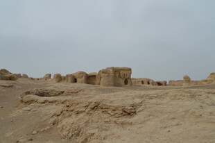 沙漠中的古老建筑遗迹