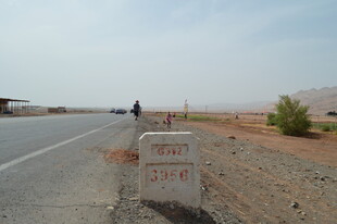 沙漠公路旁的指示标志牌