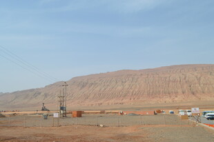 荒漠中的设施与远处山丘