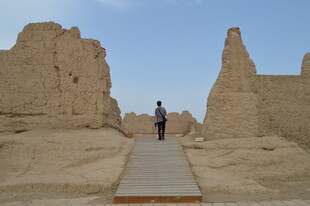 漫步沙漠古城遗迹