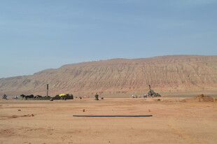 沙漠中的工业设施景观