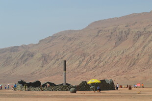 沙漠中的多彩帐篷营地