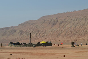 沙漠中的军事装备场景