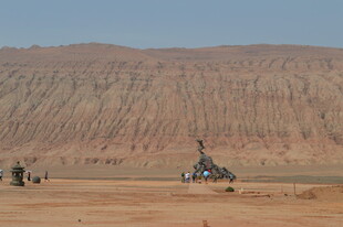沙漠中的机械设备场景