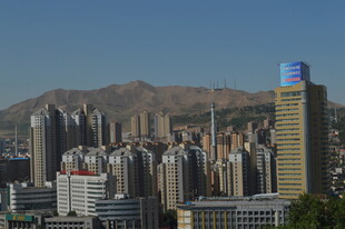 城市高楼与远山景观