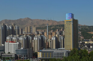 城市天际线与远山景观