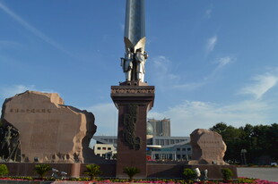 城市广场中的雕塑景观