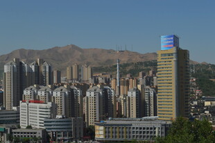 城市天际线与远山景观