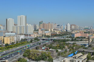 城市天际线与交通景观