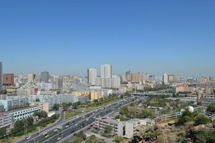 城市道路与林立高楼景观