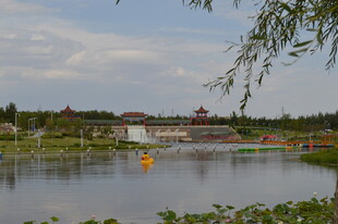 湖畔风光秀丽景色宜人