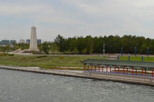 河畔纪念碑景观