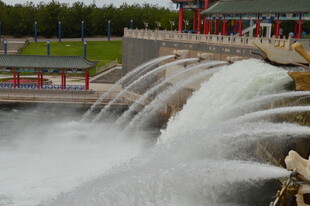 水坝水流倾泻壮观景象