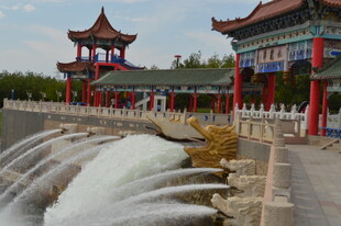 中式亭阁旁的湍急水流