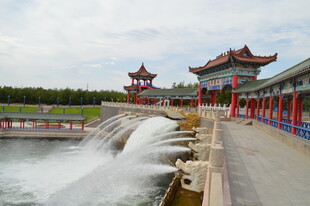 中式水景旁的古典建筑景观