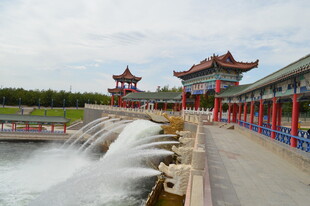 中式水景旁的古典建筑景观