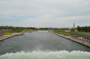 水闸景观 水流奔腾而过