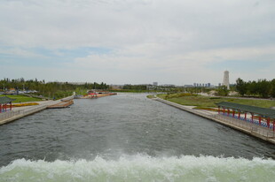 河流湍急的水利景观