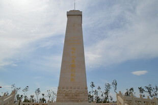 高耸纪念碑屹立于蓝天