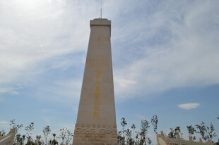 高耸纪念碑屹立于蓝天