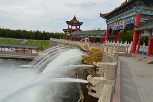 中式水景旁的古典建筑景观