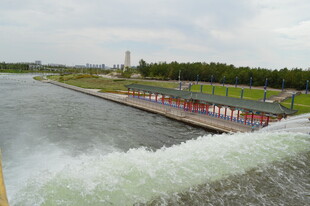 大坝泄洪壮观景象