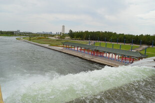 水坝景观 水流湍急场面壮观