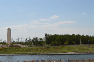 河畔纪念碑 绿树蓝天相伴