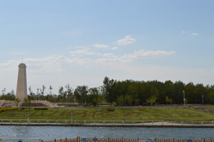 河畔矗立的高耸纪念碑