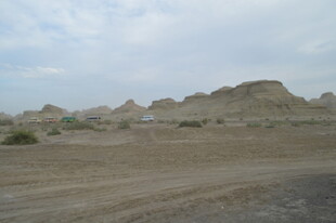 荒漠中的起伏山丘景观