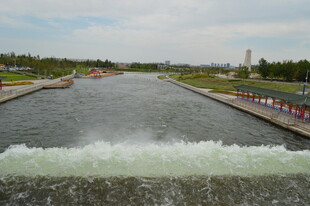 水闸景观 水流奔腾而出