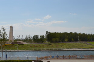 湖边纪念碑与葱郁树林