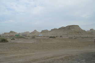 荒凉沙漠中的奇特山丘