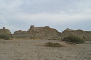 荒凉戈壁中的古老土丘遗迹
