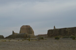 沙漠中的古老建筑遗迹