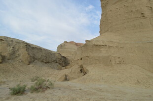 沙漠中的土崖景观